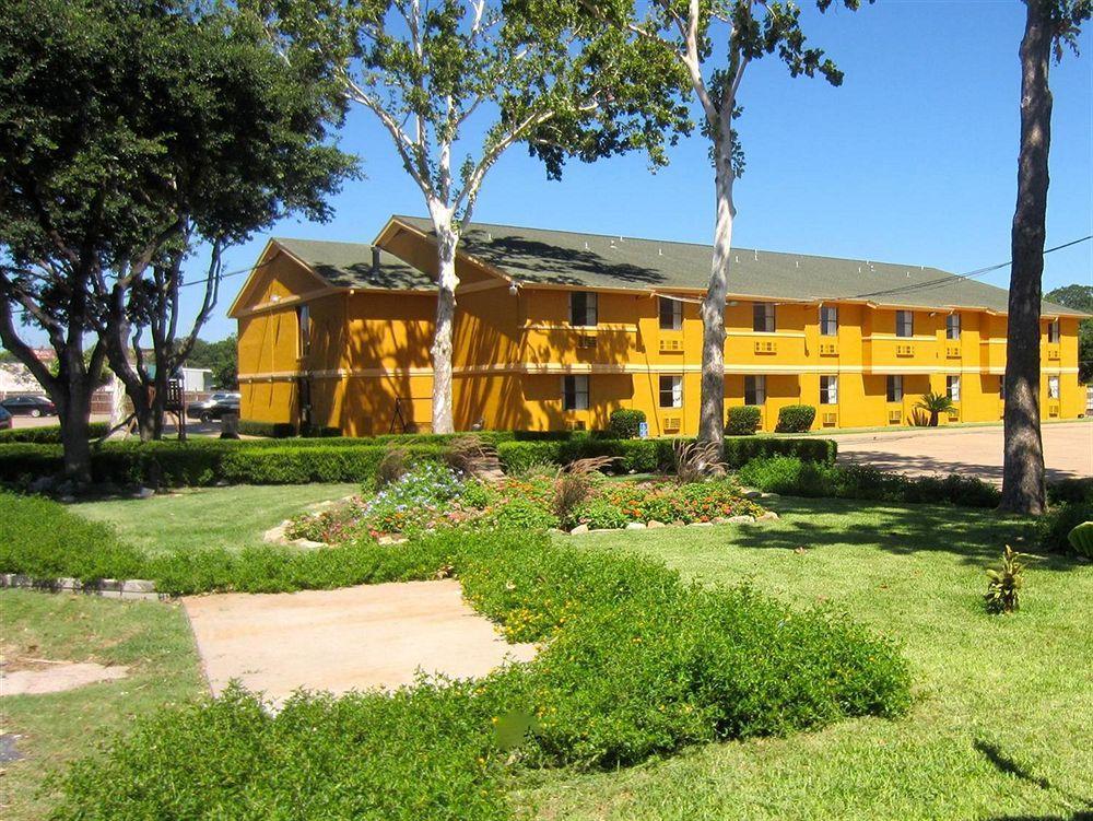 Americas Best Value Inn & Suites Бренем Экстерьер фото