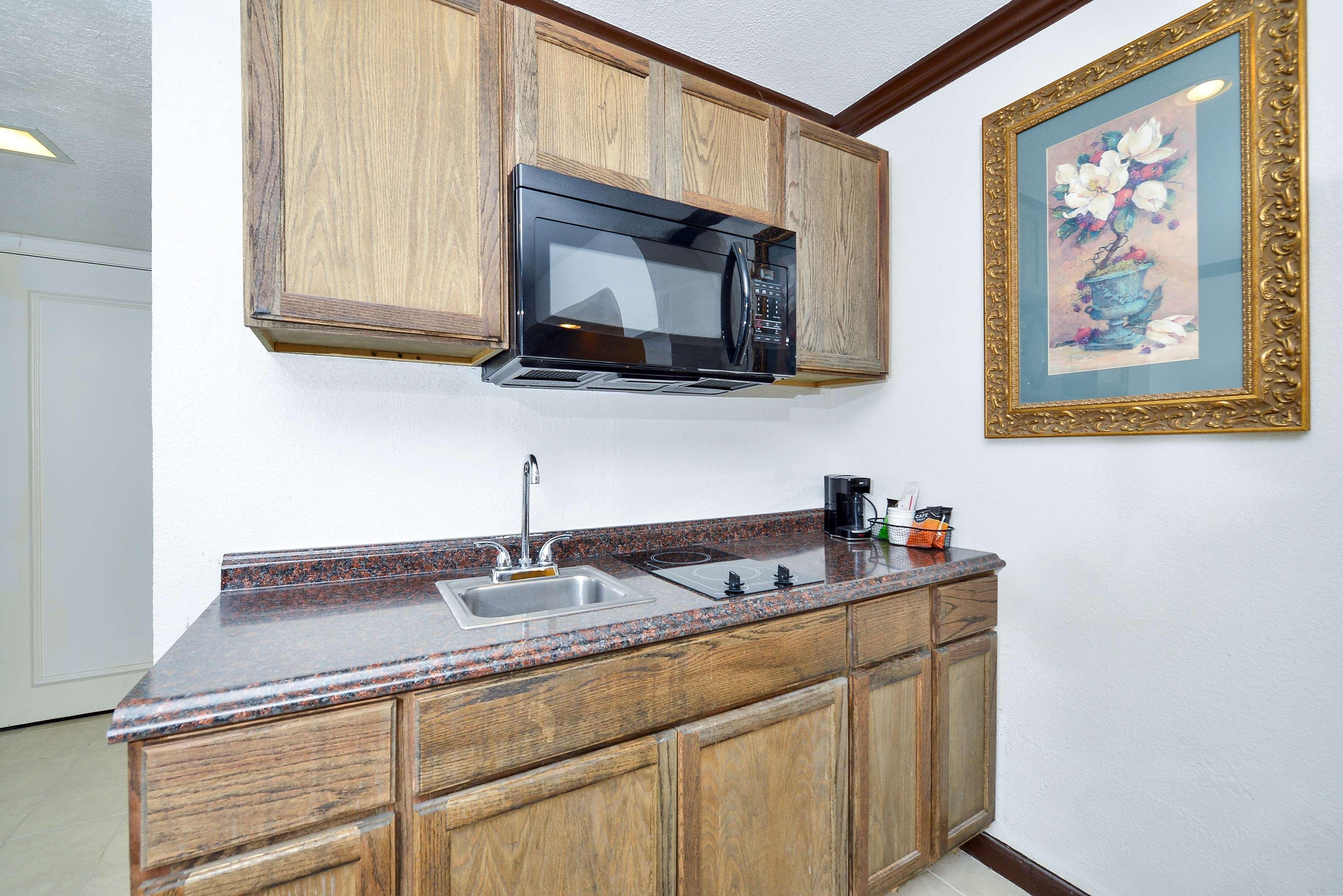 Americas Best Value Inn & Suites Бренем Экстерьер фото