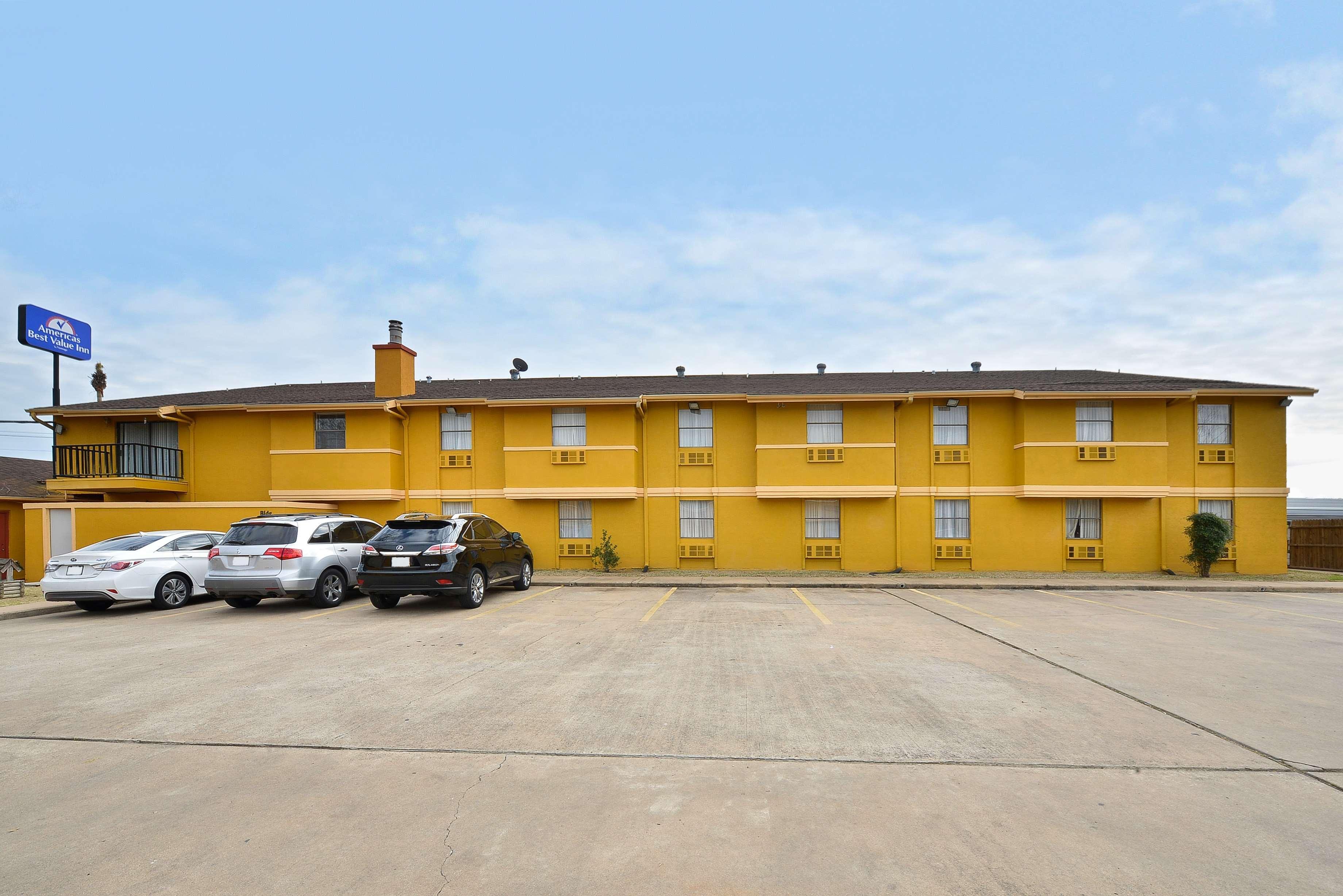 Americas Best Value Inn & Suites Бренем Экстерьер фото