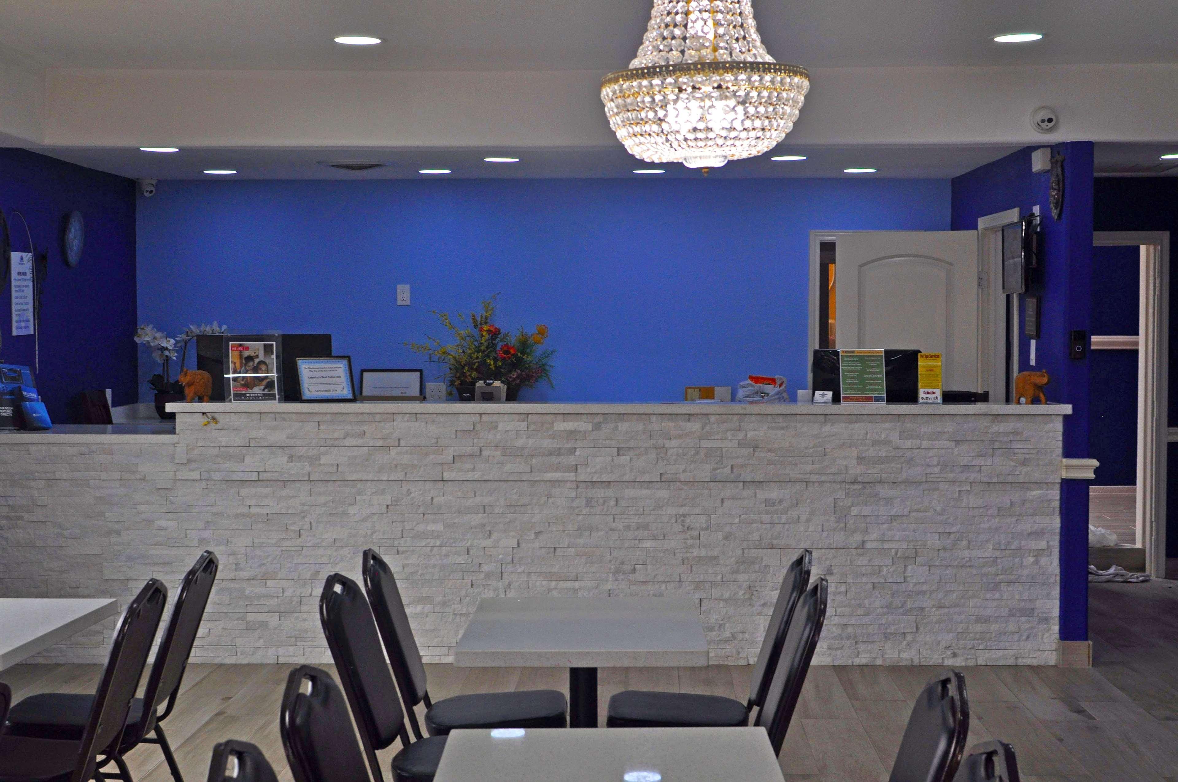 Americas Best Value Inn & Suites Бренем Экстерьер фото