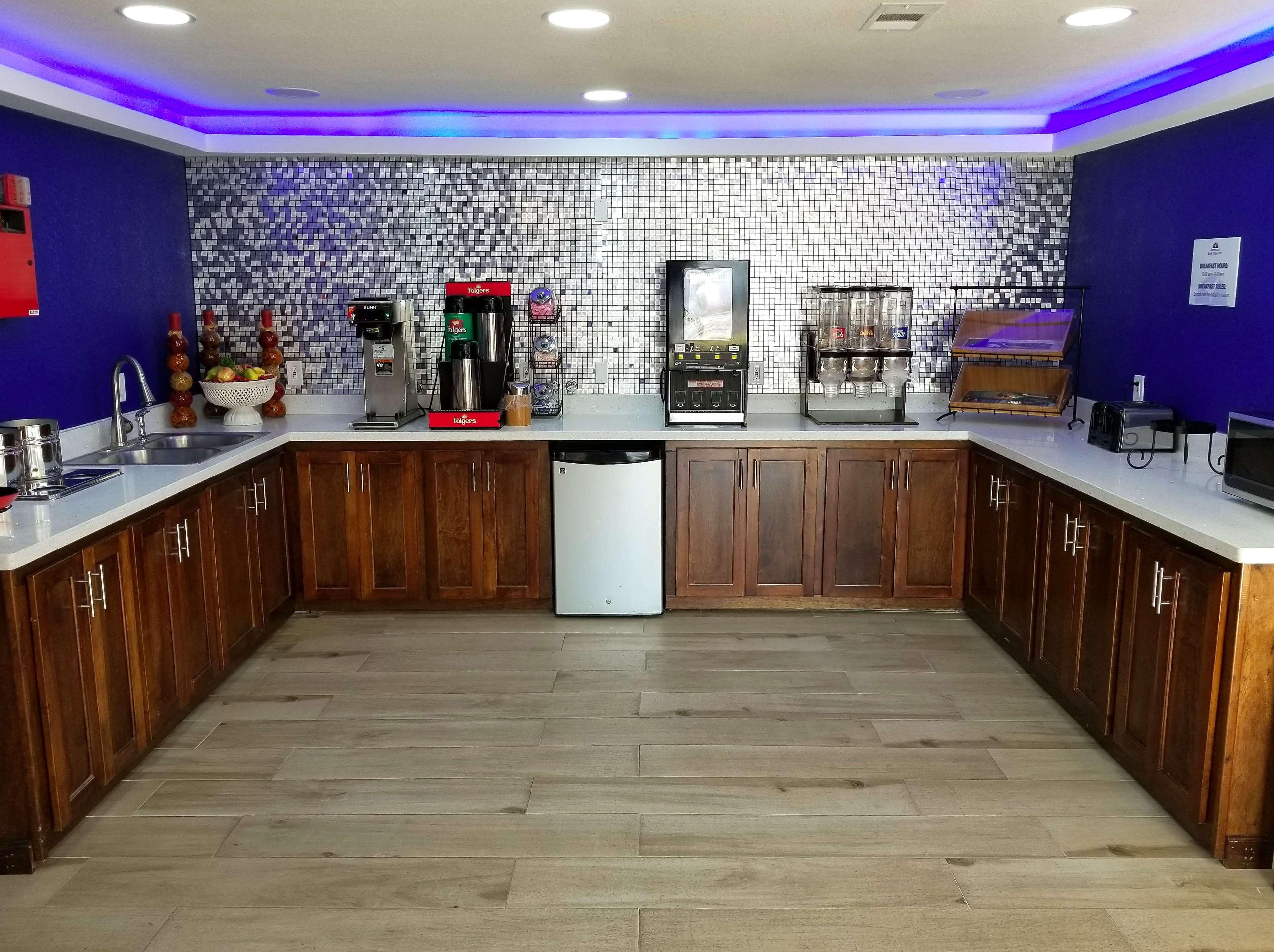 Americas Best Value Inn & Suites Бренем Экстерьер фото