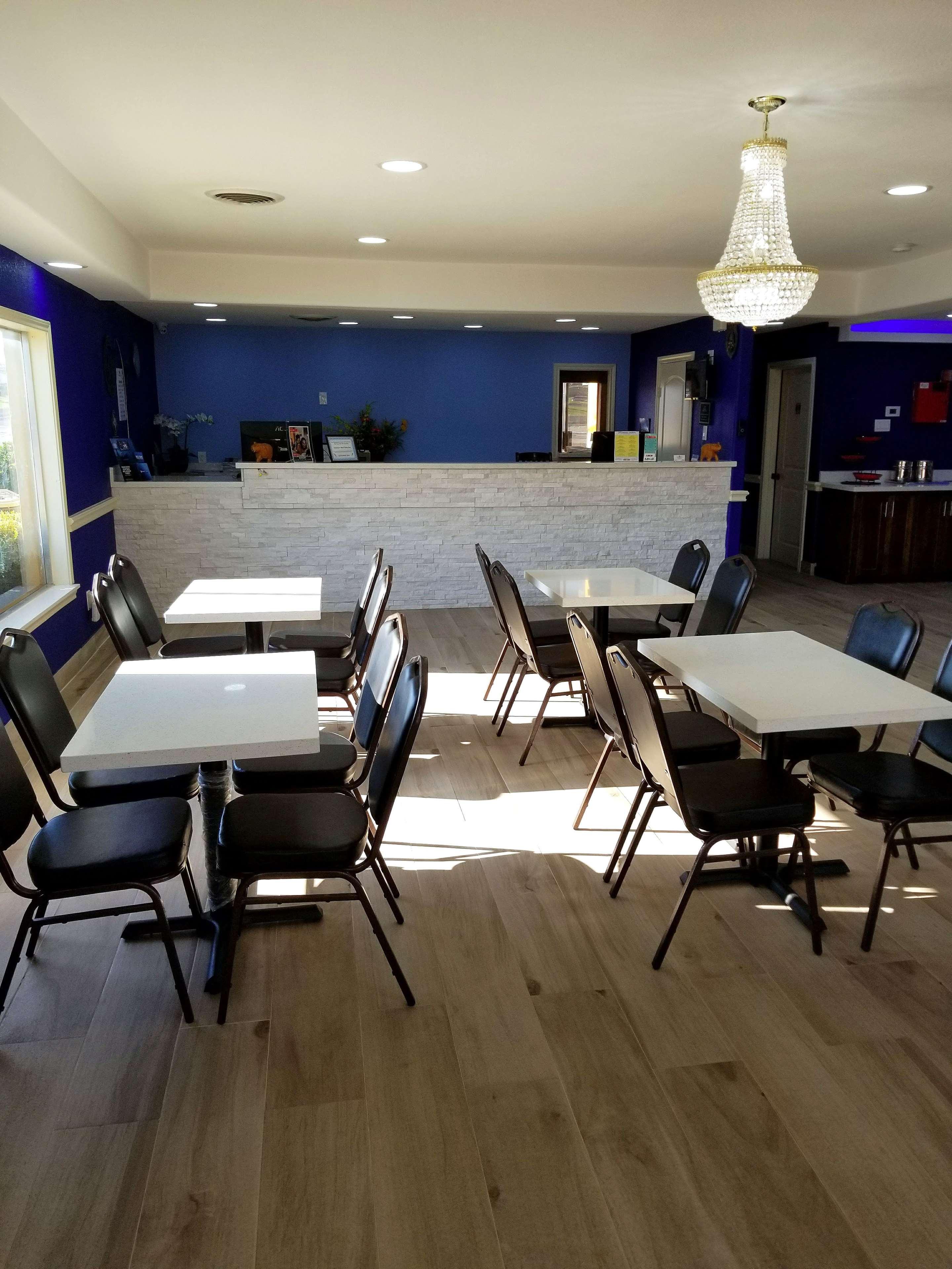 Americas Best Value Inn & Suites Бренем Экстерьер фото