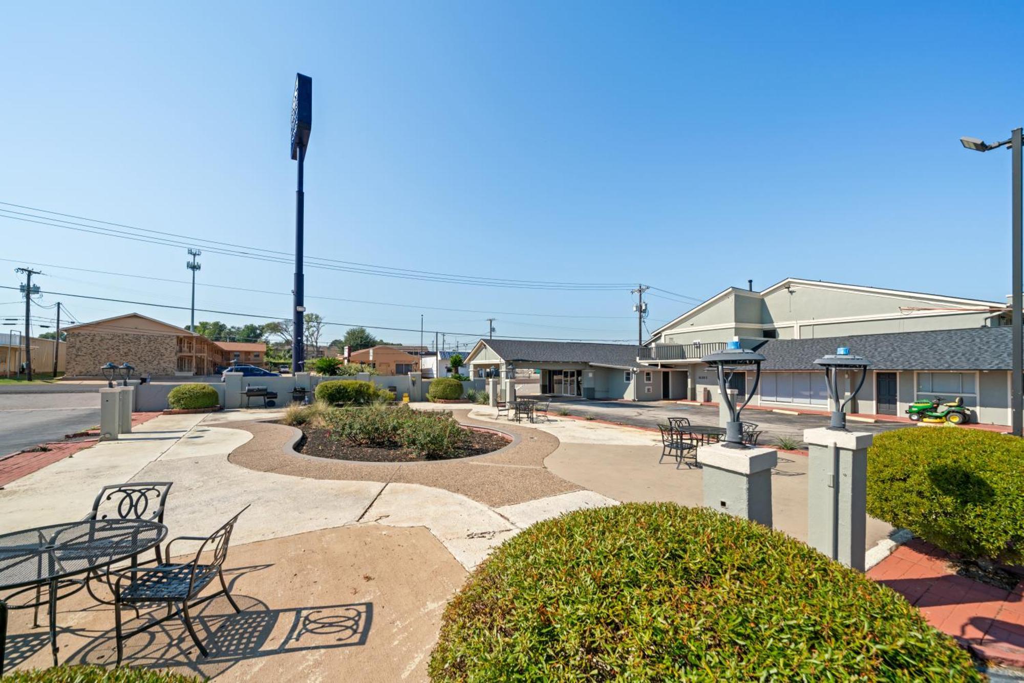 Americas Best Value Inn & Suites Бренем Экстерьер фото