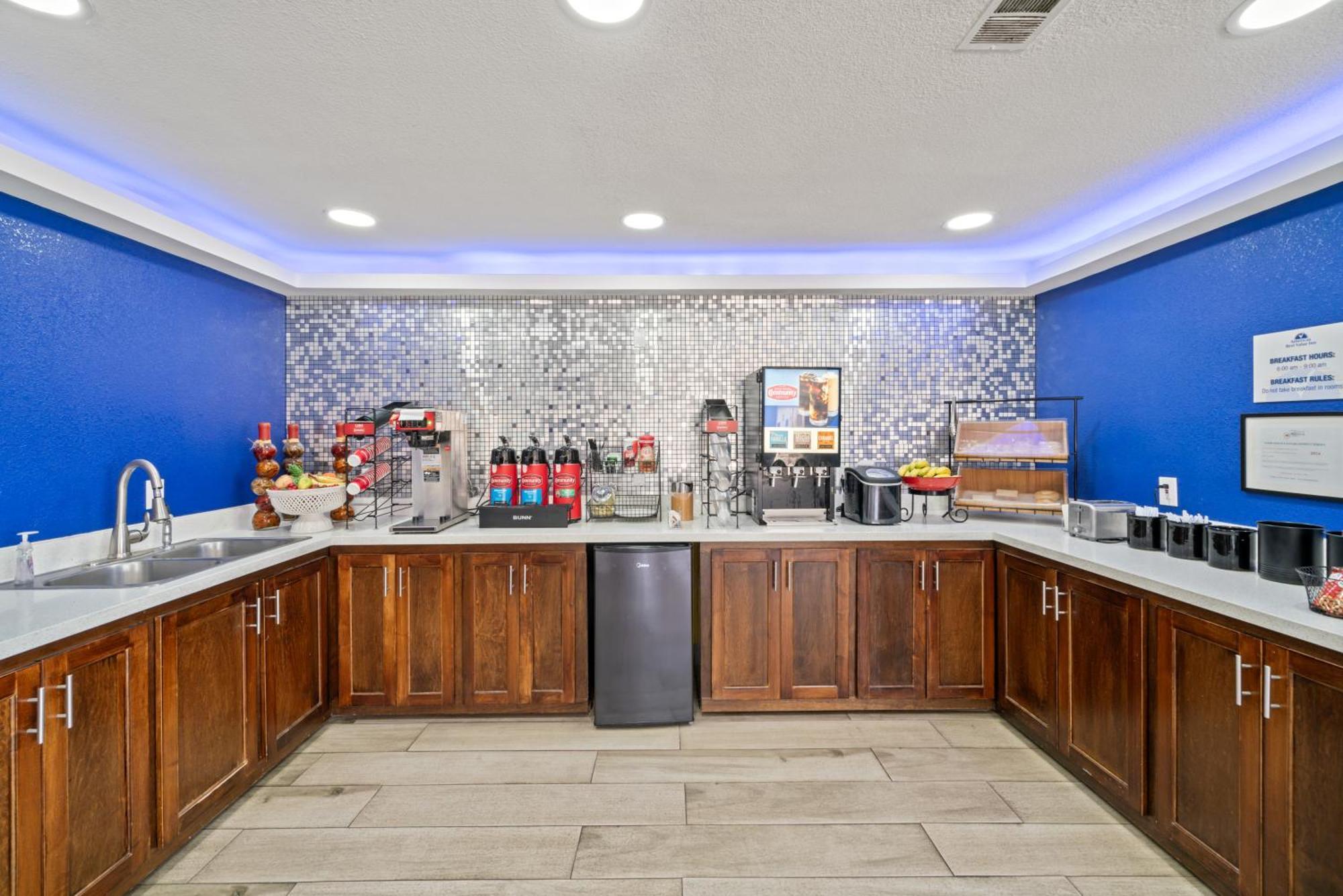 Americas Best Value Inn & Suites Бренем Экстерьер фото