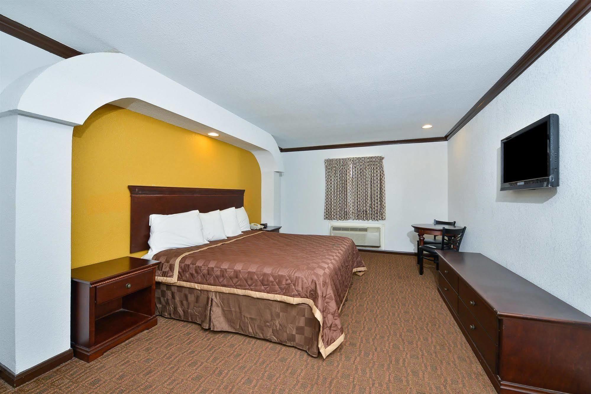 Americas Best Value Inn & Suites Бренем Экстерьер фото