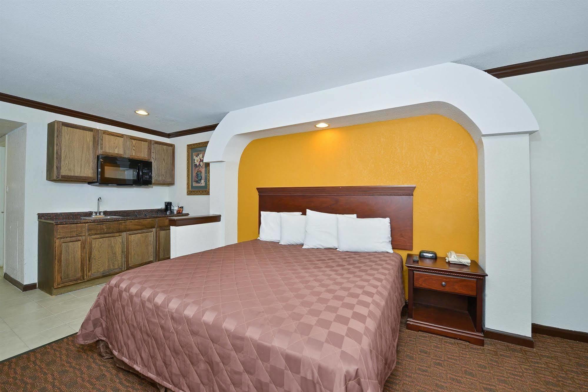 Americas Best Value Inn & Suites Бренем Экстерьер фото